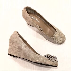 DONALD J. PLINER Nalini Cream Sparkle Wedge Heels With Flower Toe Size 8.5